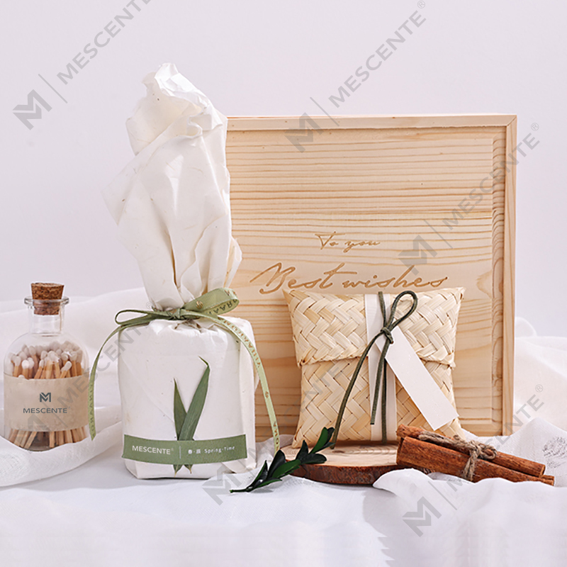 M&odore deliciae ligneae cerei possessor candelae privata label cum arca odorata